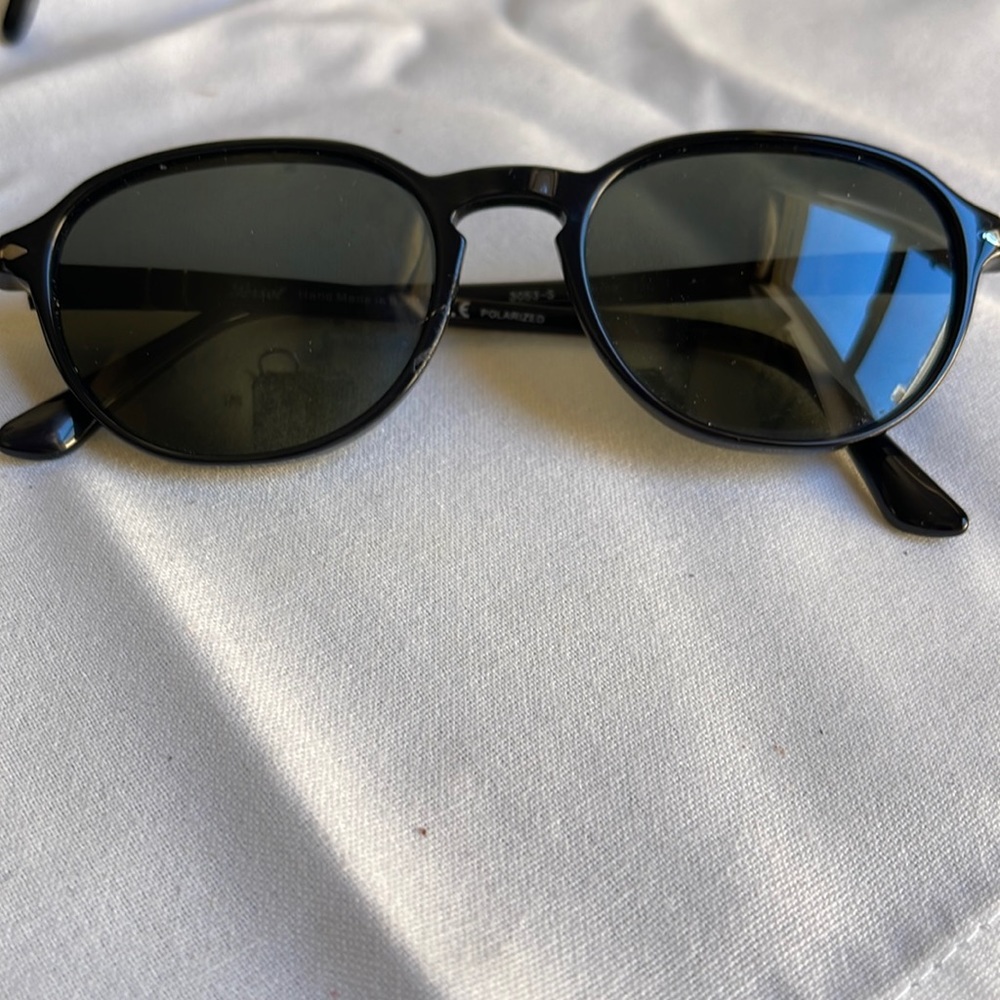 Persol 3053 polarized classic timeless keyhole peaked bridge sunglasses. Unisex
